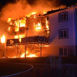 ORUST: Fyra lägenheter förstörda i brand