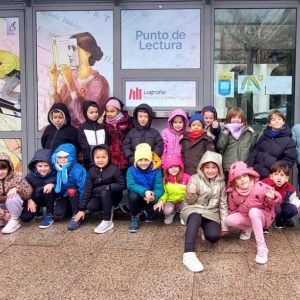 Visita alumnado de 1º de primaria al punto de lectura LA ROSALEDA