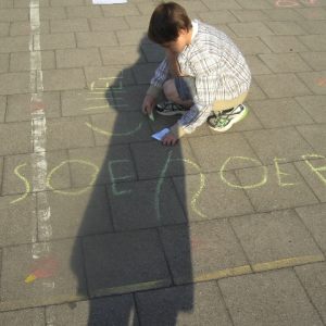 Zuidactie tekenen met krijt op de speelplaats